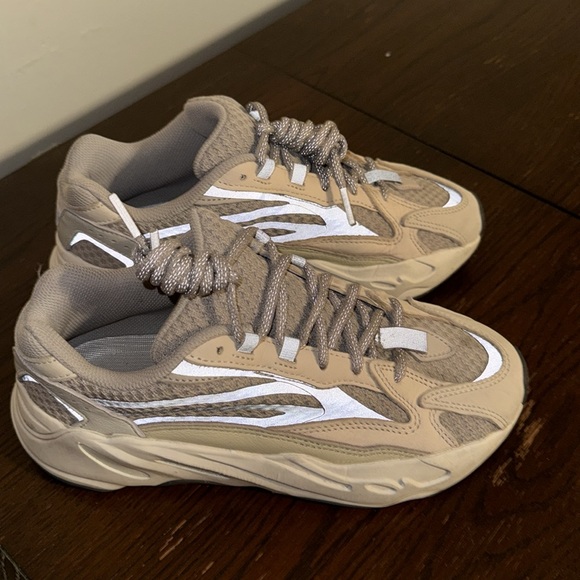 Yeezy 700 v2 cream - Picture 3 of 7